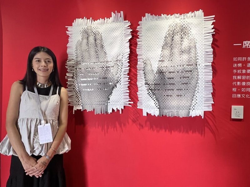 2025屏東獎12日在屏東演藝廳頒獎,第二類首獎作品「一席系列:kipakim 」由排灣族藝術家陳亮(圖)創作,她以相紙作為媒材,運用傳統編織技藝,將原民意象帶出新文化語彙。(屏東縣政府文化處提供)中央社記者黃郁菁傳真 114年10月12日
