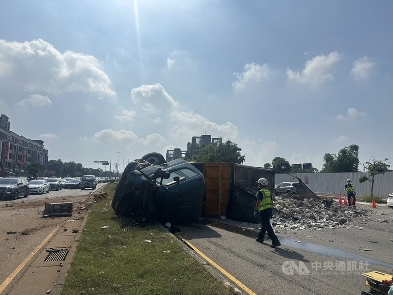 台中沙鹿區向上路6段大下坡路段，12日上午有1輛大貨車自撞安全島，側翻到對向車道，還波及到1輛小客車，大貨車駕駛受傷送醫治療。（翻攝照片）中央社記者蘇木春傳真 114年10月12日