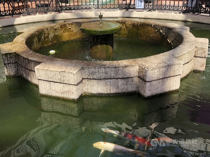 衛生福利部基隆醫院行政大樓,預計最快於民國115年登錄為歷史建築,圖為行政大樓中庭噴水池,內圈為日治時期留存至今的建築裝飾。中央社記者王朝鈺攝 114年10月12日