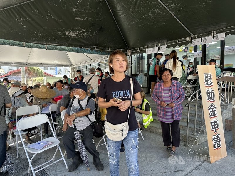 行政院災後慰助服務站自7日啟用以來，以一站式協助災民申辦各項補助與諮詢，統計至11日止，累計受理慰助金申請3308件，12日完成階段性任務，自13日起，慰助金及綜合性諮詢服務將由行政院東部聯合服務中心接續辦理；其餘業務則回歸原各主管機關窗口。中央社記者李先鳳攝　114年10月12日