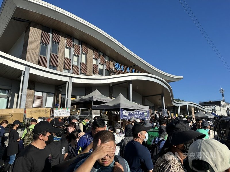 花蓮馬太鞍溪堰塞湖釀災，滿懷愛心的「鏟子超人」伸援，運輸主力的台鐵自救災9月24日開始到10月12日，光復站已近50萬人次進出，每天上午、傍晚時段都擠滿人潮。中央社記者李先鳳攝  114年10月12日