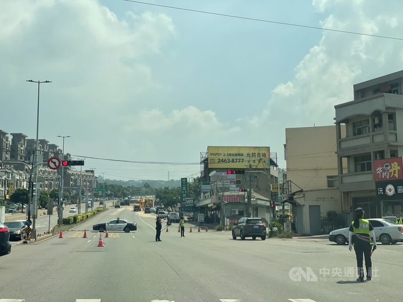 侯姓男子12日上午駕駛砂石車行經台中市沙鹿區向上路六段大下坡路段時，疑因煞車失靈自撞翻覆，侯男頭部撕裂傷、意識清楚、無生命危險。警方封閉單向車道處理，目前已恢復全線通行。（翻攝照片）中央社記者蘇木春傳真　114年10月12日