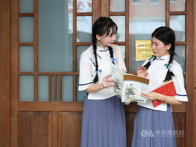 2025大稻埕國際藝術節「1920變裝活動」12日盛大登場，民眾打扮成喜愛的1920年代人物，穿梭大街小巷，感受當地文化魅力。中央社記者謝佳璋攝　114年10月12日