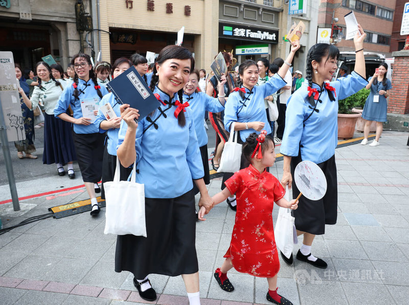 2025大稻埕國際藝術節「1920變裝活動」12日登場，民眾變裝換上復古造型，漫步在大稻埕街區，相當熱鬧。中央社記者謝佳璋攝　114年10月12日