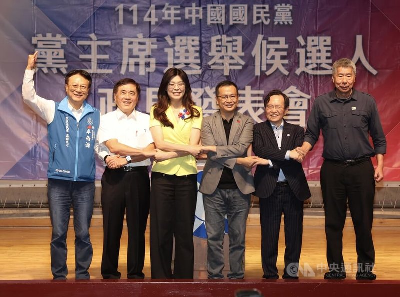 中國國民黨黨主席選舉候選人政見發表會12日在台北市議會禮堂登場，候選人卓伯源（左起）、郝龍斌、鄭麗文、羅智強、蔡志弘及張亞中都出席，會前6人合影留念。中央社記者張新偉攝　114年10月12日