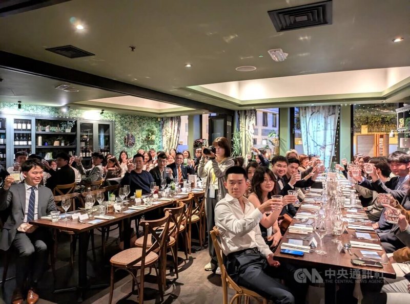 台灣旅英學生總會（SUROCUK）成立50週年，11日在倫敦舉行晚宴，有60多人出席，眾人舉杯慶祝。中央社記者陳韻聿倫敦攝　114年10月12日