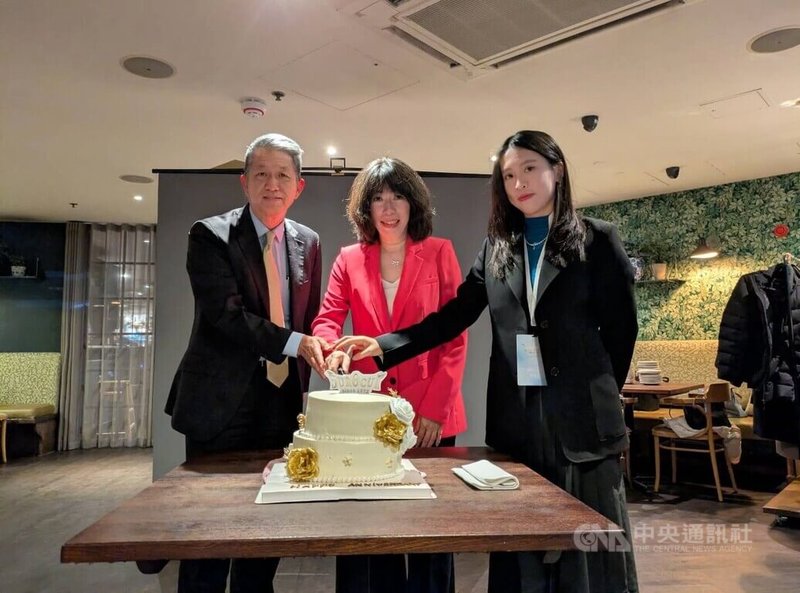 台灣旅英學生總會(SUROCUK)成立50週年,11日在倫敦舉行晚宴並特製蛋糕慶祝,駐英國副代表江雅綺(中)、駐英國代表處教育組組長畢祖安(左)、SUROCUK會長李冠蓁(右)一同切蛋糕。中央社記者陳韻聿倫敦攝 114年10月12日