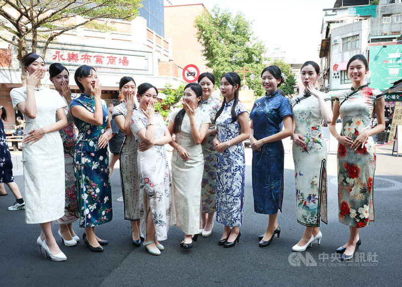 大稻埕國際藝術節活動長達1個月，其中「1920變裝活動」為重頭戲之一，12日民眾穿著旗袍到場參與，一起穿越回百年前，感受大稻埕的繁華與魅力。中央社記者謝佳璋攝　114年10月12日