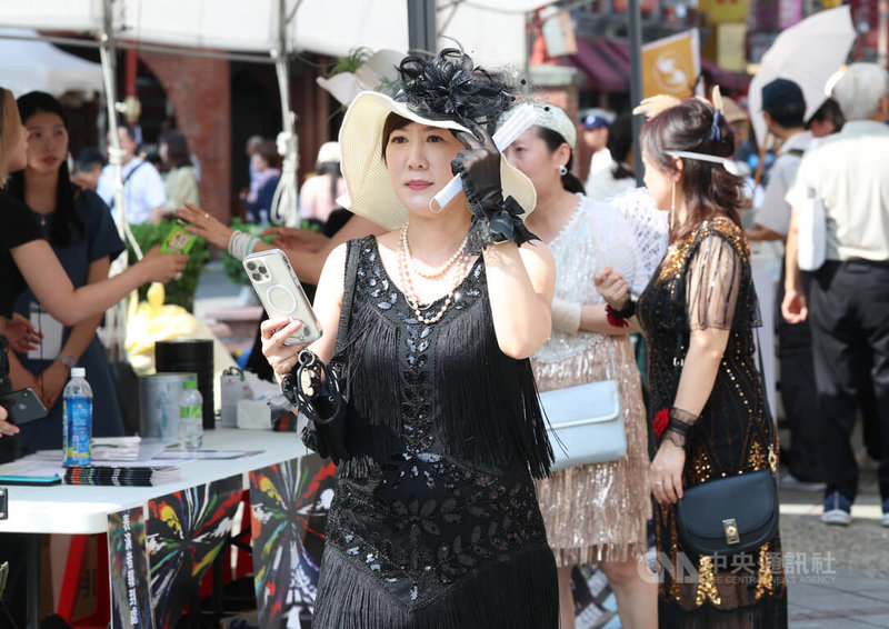 2025大稻埕國際藝術節「1920變裝活動」今年分為5條路線出發，並匯聚於永樂廣場，12日變裝成1920年代的人潮遊客，漫步於大稻埕街區。中央社記者謝佳璋攝　114年10月12日