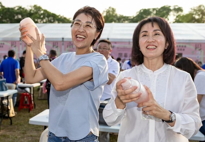 2025南投世界茶業博覽會12日在中興新村大操場舉行閉幕儀式暨「千人手搖飲」活動，南投縣長許淑華（前左）、苗栗縣議會副議長張淑芬（前右）出席，開心製作手搖飲。（南投縣政府提供）中央社記者蕭博陽南投縣傳真　114年10月12日