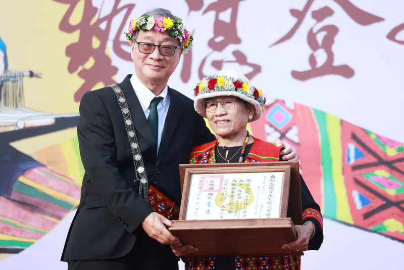 文化部12日在台東縣卑南鄉下賓朗部落舉辦「114年度重要傳統工藝保存者」授證典禮，文化部長李遠（左）親自頒授認定證書給卑南族傳統織布保存者Sunay Paelabang孫菊花（右）。（文化部提供）  中央社記者趙靜瑜傳真　114年10月12日