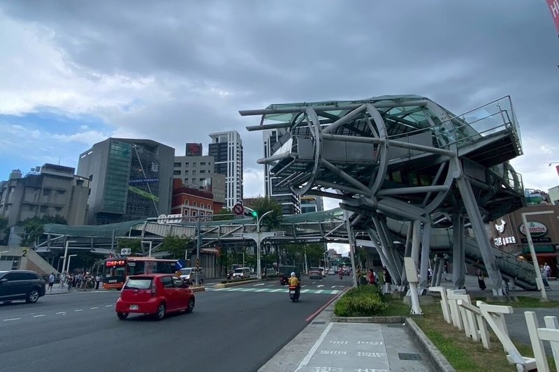 新北市政府積極推動城市「減法工程」,圖為板橋區府中遊龍陸橋成為新北市升格以來拆除的第59座人行陸橋。(工務局提供)中央社記者王鴻國傳真 114年10月12日