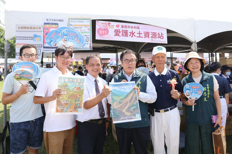 台南市政府與佛教慈濟慈善事業基金會12日在永華市政中心西側廣場合辦「大愛共善、救拔苦難」園遊會，台南市長黃偉哲（右3）到各攤位參觀。（市府提供）中央社記者楊思瑞台南傳真　114年10月12日
