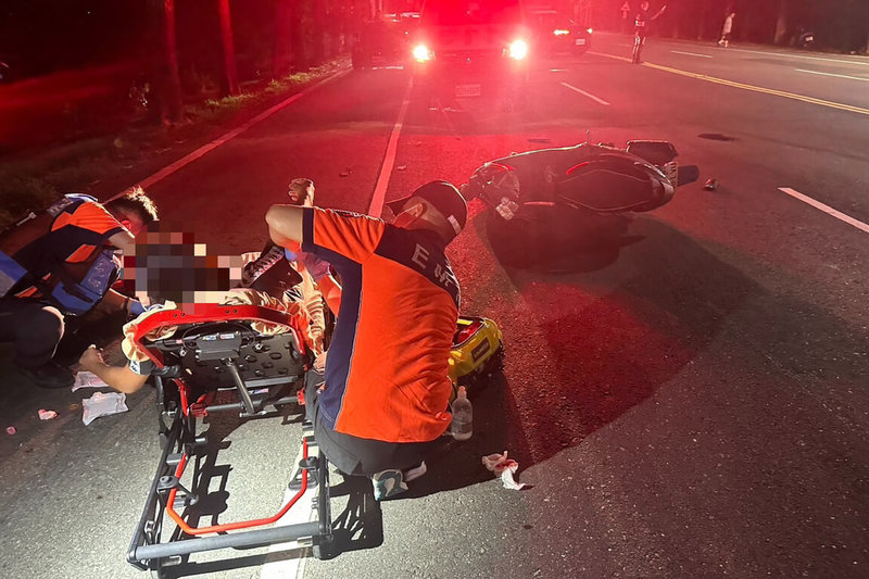 台南市玉井區台3線往龜丹路口12日晚間發生3部機車碰撞事故,造成7人受傷,消防人員獲報前往處理。(讀者提供)中央社記者楊思瑞台南傳真 114年10月12日