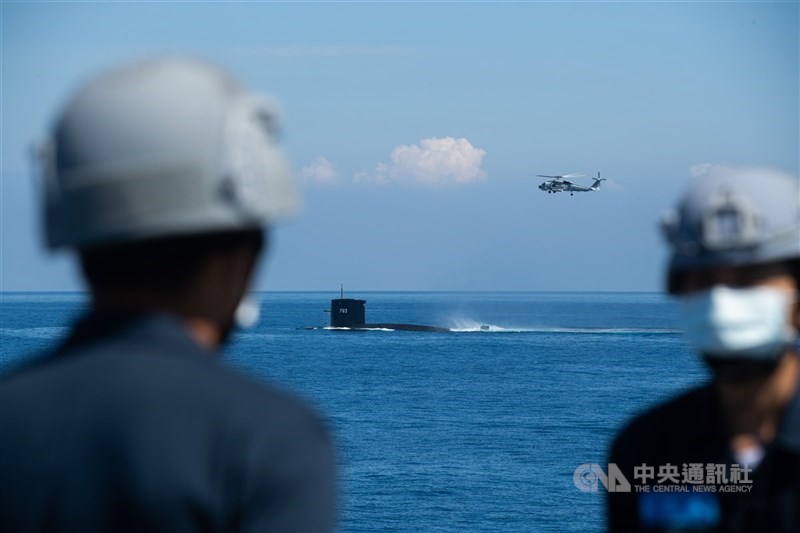 海軍「海強操演」13起至17日在台灣周邊海域實施，並進行聯合截擊、艦內救火、戰術編隊、空中補給及部分實彈射擊等科目，圖為2022年海軍於宜蘭外海執行海空聯合演習畫面。（中央社檔案照片）