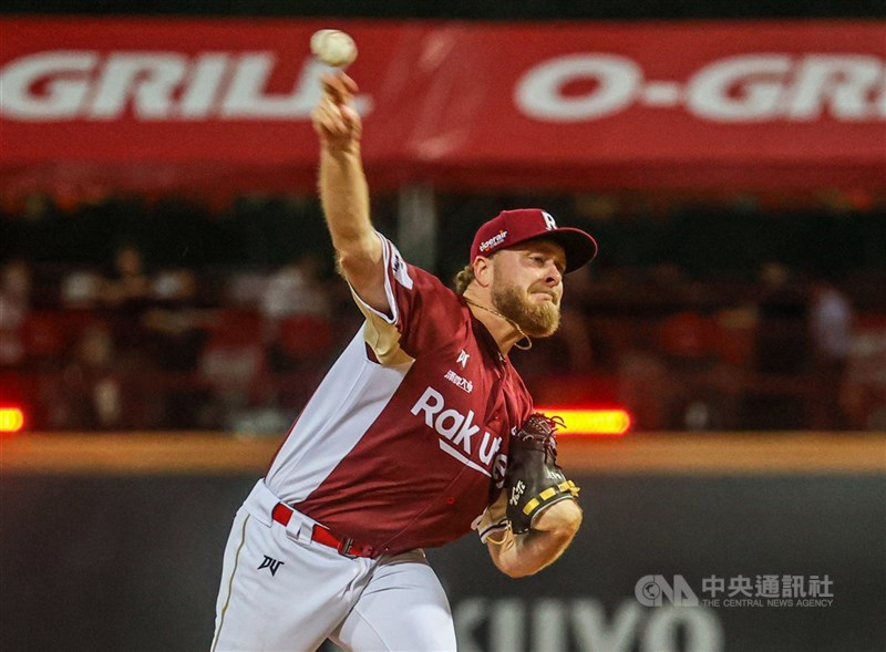 中職季後挑戰賽首度出現兩隊戰成2勝2敗局面，13日決勝第4戰，樂天桃猿派波賽樂（Beau Sulser）（圖）先發。（中央社檔案照片）