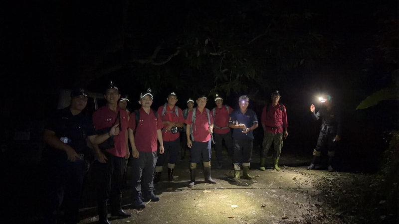 陳姓男子11日獨自攀登竹山鎮、鹿谷鄉交界陳東坑山，下山迷路求救，南投縣消防局警義消會同民力入山徹夜搜救（圖），12日凌晨找到陳男送下山。（南投縣消防局提供）中央社記者蕭博陽南投縣傳真　114年10月12日
