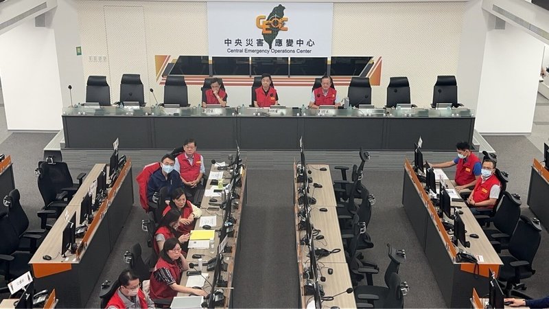 中央災害應變中心12日表示，花蓮災區仍維持紅色警戒，請縣府修正完成馬太鞍溪堰塞湖疏散撤離應變計畫，儘速辦理兵棋推演，並視應變搶救清淤告一段落後，辦理實兵演練。（中央災變中心提供）中央社記者黃麗芸傳真　114年10月12日