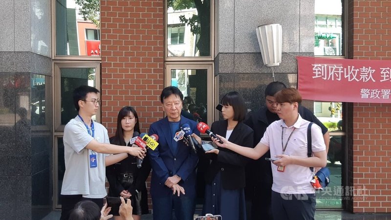 有網路AI影片將國民黨主席候選人郝龍斌和國民黨台北市議員柳采葳在辯論前的自拍合影，惡意創作成2人擁吻。柳采葳（左2）12日在中廣前董事長趙少康（左3）陪同下，到台北市警察局中山分局報案提告。北市警方目前初步研判應為境外IP所為。中央社記者黃麗芸攝 114年10月12日