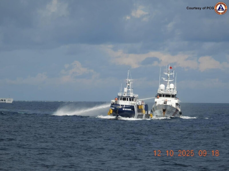 菲律賓海岸防衛隊12日指控，一艘中國海警船故意衝撞停泊在南海中業島附近的菲律賓漁業局公務船。（圖取自x.com/jaytaryela）