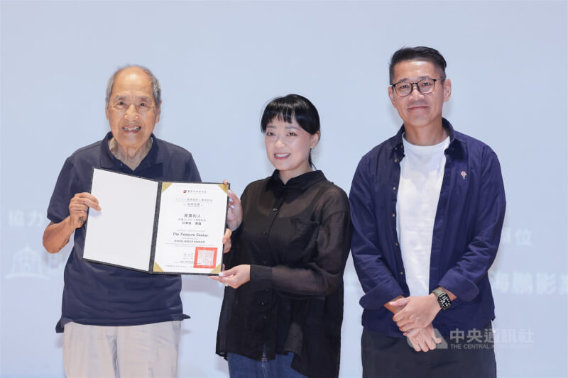 2025台灣國際人權電影節圓滿落幕,12日在中正紀念堂頒發「人權電影獎」,社會組優選由影片「尋寶的人」導演蔣煥民(右)、孫曉彤(中)獲得。中央社記者裴禛攝 114年10月12日
