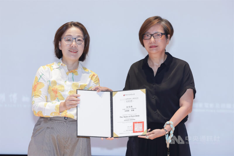 2025台灣國際人權電影節「人權電影獎」12日下午在中正紀念堂頒獎,社會組首獎由影片「五花肉」導演隋淑芬(右)獲得,文化部次長王時思(左)代表頒贈證書。中央社記者裴禛攝 114年10月12日