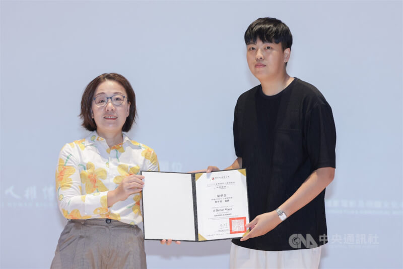 2025台灣國際人權電影節12日在中正紀念堂舉行「人權電影獎」頒獎典禮,青年組首獎由影片「留學生」導演黃勇嵻(右)獲得,文化部次長王時思(左)代表頒贈證書。中央社記者裴禛攝 114年10月12日