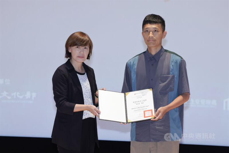 2025台灣國際人權電影節12日在中正紀念堂舉行「人權電影獎」頒獎典禮,作品「哥哥死後去了哪裡」榮獲青年組佳作。右為導演陳俊維。中央社記者裴禛攝 114年10月12日