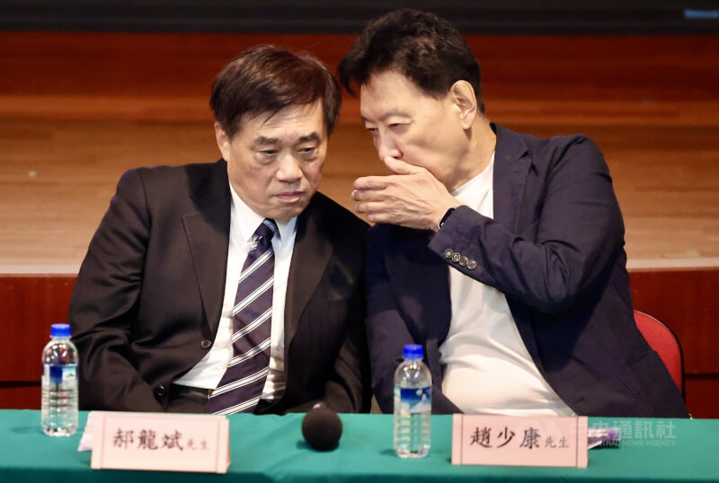 國民黨主席候選人郝龍斌（左）指控此次參選遭遇大量網軍攻擊，中廣前董事長趙少康（右）11日呼籲，中國官方應制止這類行為，台灣國安單位也應介入調查。圖為郝龍斌3日在記者會上與趙少康交談互動。（中央社檔案照片）