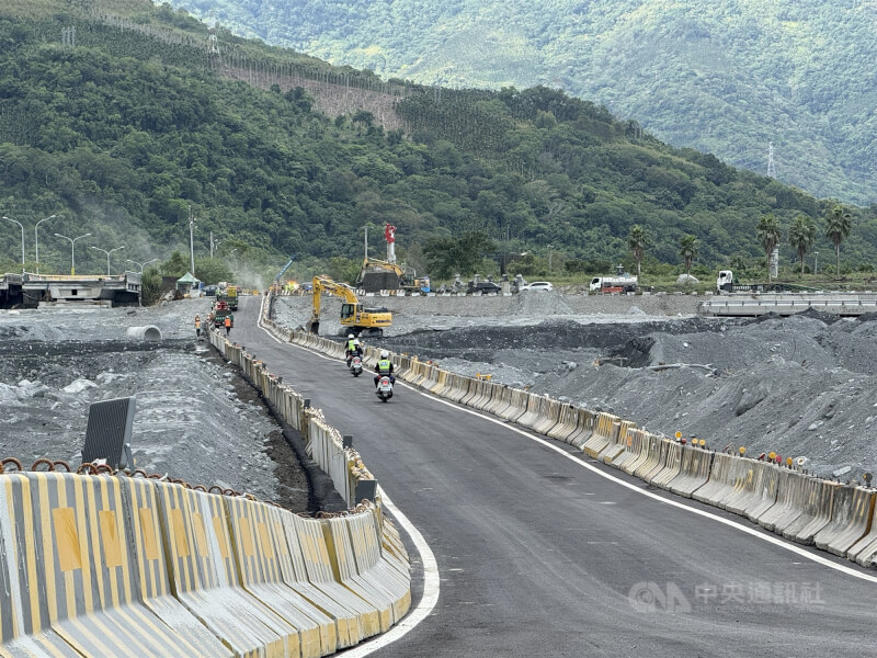 花蓮馬太鞍溪橋遭堰塞湖溢流洪水沖斷，經過連日搶修，涵管便道10日下午3時提前通車。（中央社檔案照片）