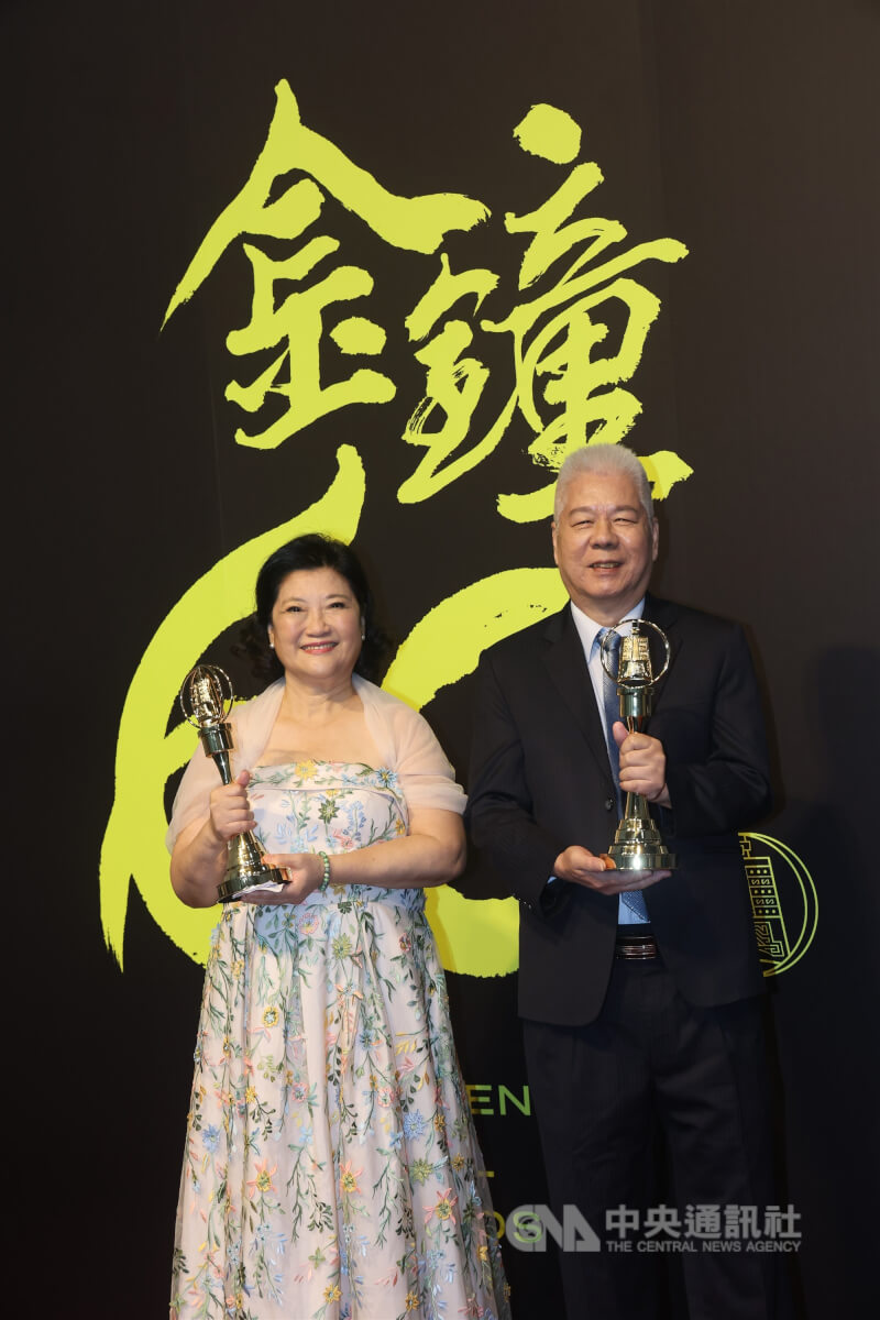 第60屆廣播金鐘獎頒獎典禮11日晚間在台北流行音樂中心舉行,本屆特別貢獻獎由資深後製錄音師廖江華(右)、「好事聯播網」創辦人倪蓓蓓(左)一同獲得殊榮。中央社記者張皓安攝 114年10月11日