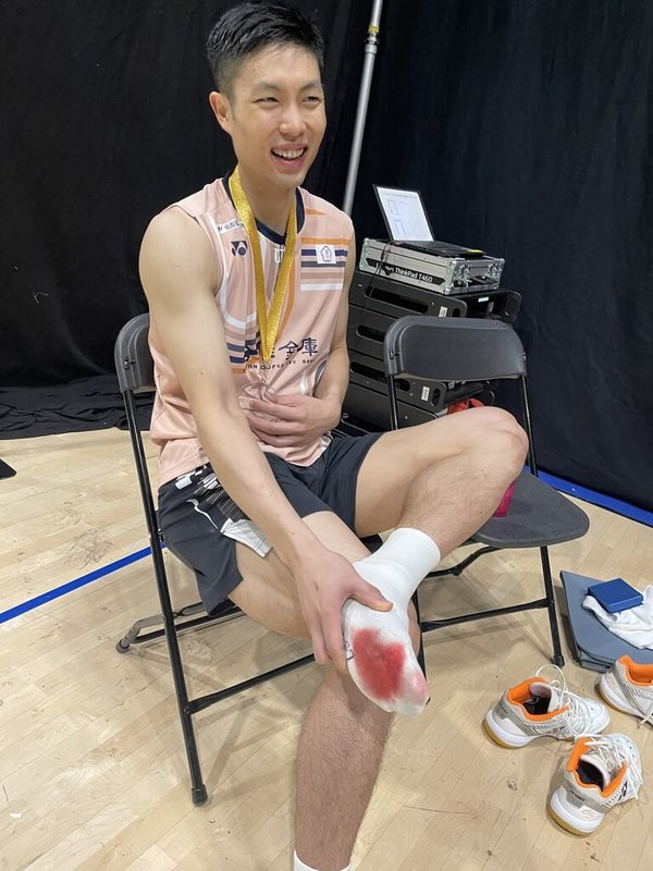 現年35歲的台灣羽球一哥周天成，12日在BWF北極羽球公開賽男單決賽，強忍腳底流血痛楚，以2比1擊敗泰國昆拉武特，完成2連霸。（高敏珊提供）中央社記者黎建忠傳真　114年10月12日