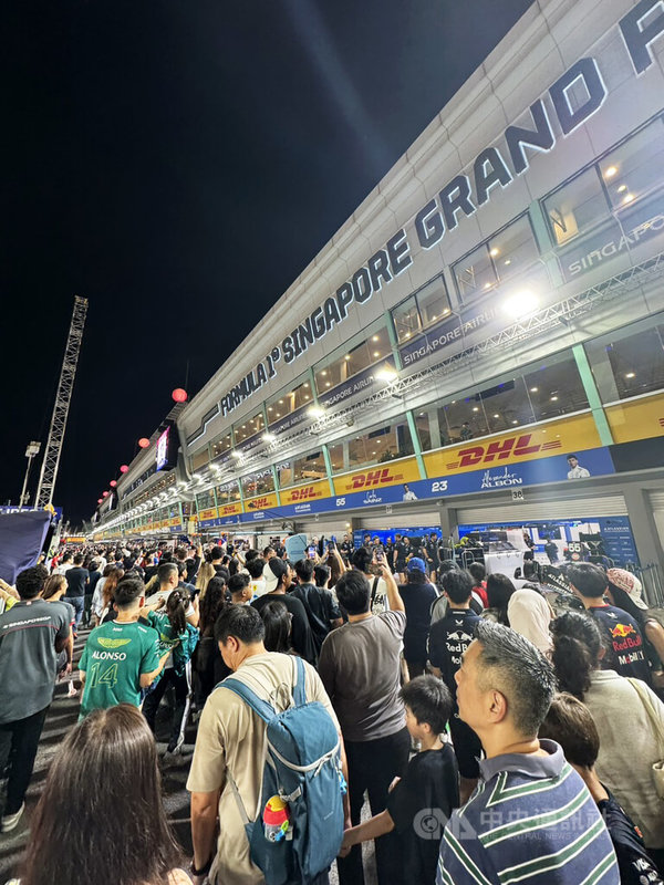 2025年一級方程式（F1）新加坡大獎賽3日至5日登場。主辦方2日晚間舉辦部分賽道開放活動，讓粉絲近距離一睹維修站工作情況。中央社記者吳昇鴻新加坡攝　114年10月12日
