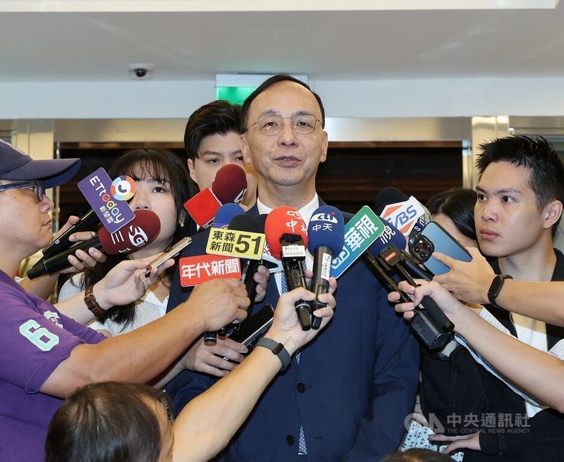 國民黨主席選舉傳出中國介入引發關注，黨主席朱立倫（中）12日受訪表示，希望黨主席選舉的6位候選人讓國民黨更團結、更強，他已多次強調，希望能平順選出下任國民黨黨主席。中央社記者郭日曉攝 114年10月12日