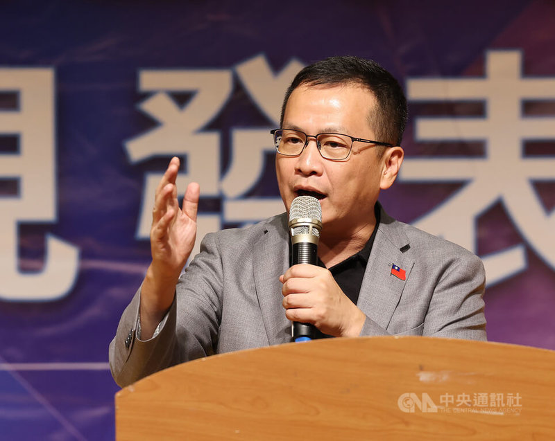 中國國民黨黨主席選舉候選人政見發表會12日在台北市議會B1禮堂登場,候選人羅智強(圖)向現場黨員發表政見,說明理念。中央社記者張新偉攝 114年10月12日