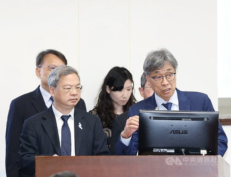 立法院經濟委員會13日邀請農業部、經濟部、內政部等多個部會，報告「丹娜絲颱風及728豪雨災後復原重建情形」，並備質詢。由於烏山頭水庫光電板清洗引發關注，朝野立委呼籲政府應禁止再核發設於水庫的光電執照；經濟部長龔明鑫（前左）說，水庫設置光電設施，一定先與當地居民溝通，外界若有疑慮就暫緩。中央社記者郭日曉攝 114年10月13日