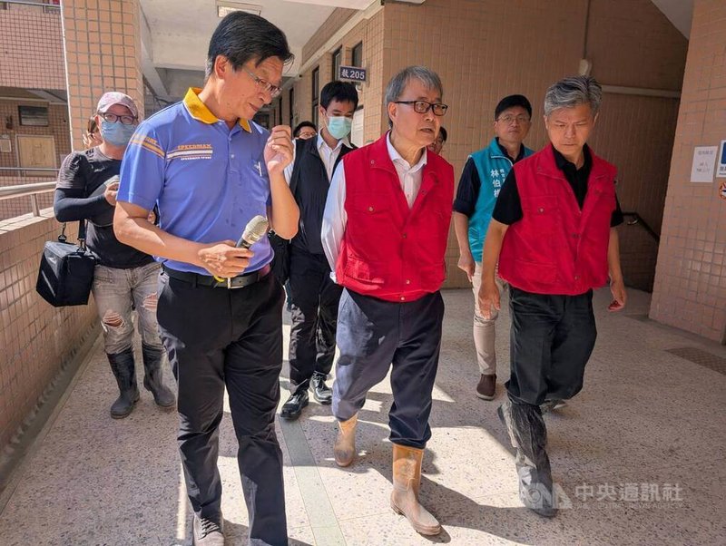 教育部長鄭英耀(中)13日到花蓮光復鄉視察災區學校,他說,學校快速恢復、學生逾9成到課率,令人感動,之後會盤點災損,盡力給予協助。中央社記者李先鳳攝 114年10月13日