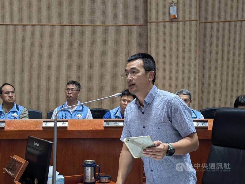 金門縣議會召開臨時會，無黨籍縣議員董森堡（前）13日表示，盼中央正視許多散客搭機至金門，再經由小三通至大陸出團，排擠金門居民搭機權益問題，協助解決金門交通難題。中央社記者吳玟嶸攝　114年10月13日