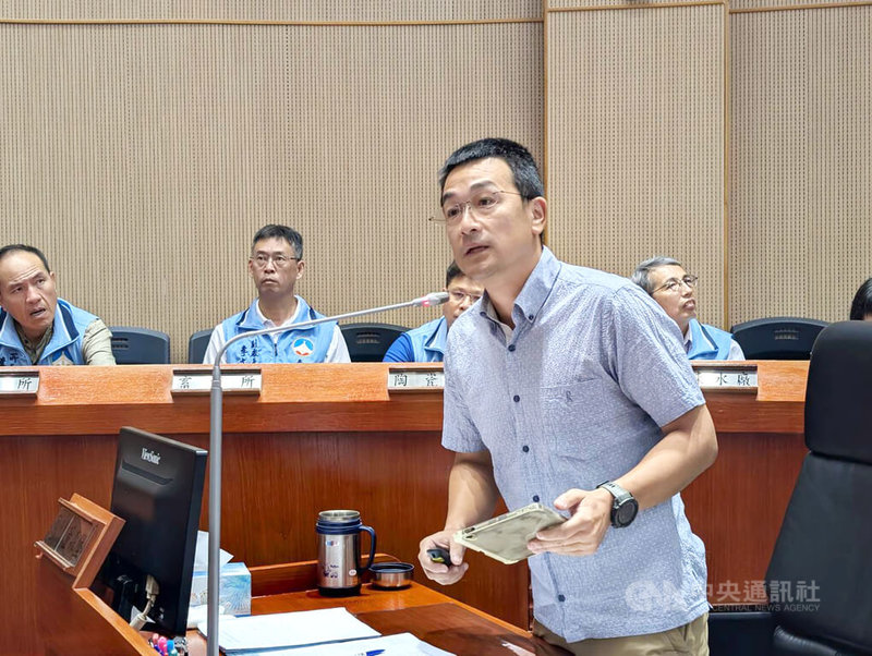 金門縣議會13日臨時會臨時動議議程有18名議員共同提案，建議立法院修正「離島建設條例」。無黨籍縣議員董森堡（前）表示，此次修正牽涉範圍廣泛，除應有更完整配套，中央與地方應蒐集更多民意，包括舉辦公聽會等較為妥適。中央社記者吳玟嶸攝　114年10月13日