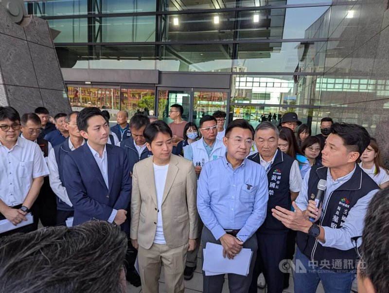 立法院交通委員會13日赴台中考察多項交通建設,立法院副院長江啟臣(右3)、國民黨立委廖偉翔(左2)、羅廷瑋(左3),邀集台中市副市長黃國榮(右2)、台中市交通局長葉昭甫(右1)等人出席。中央社記者蘇木春攝 114年10月13日