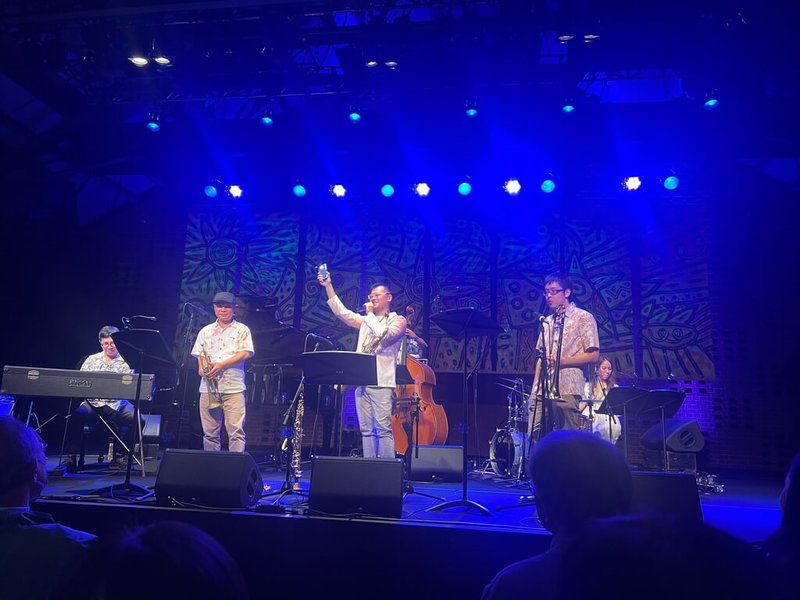 日本最大爵士音樂節「橫濱JAZZ PROMENADE 2025」11、12日在橫濱登場,駐日台灣文化中心與橫濱市藝術文化振興財團合作舉辦「台灣爵士音樂日」,邀請「許郁瑛帶電五重奏」與「臺味爵醒」演出,蘇聖育(左3)於演出最後帶領觀眾拿起手機燈創造燈海。(駐日台灣文化中心提供)中央社記者戴雅真東京傳真 114年10月13日