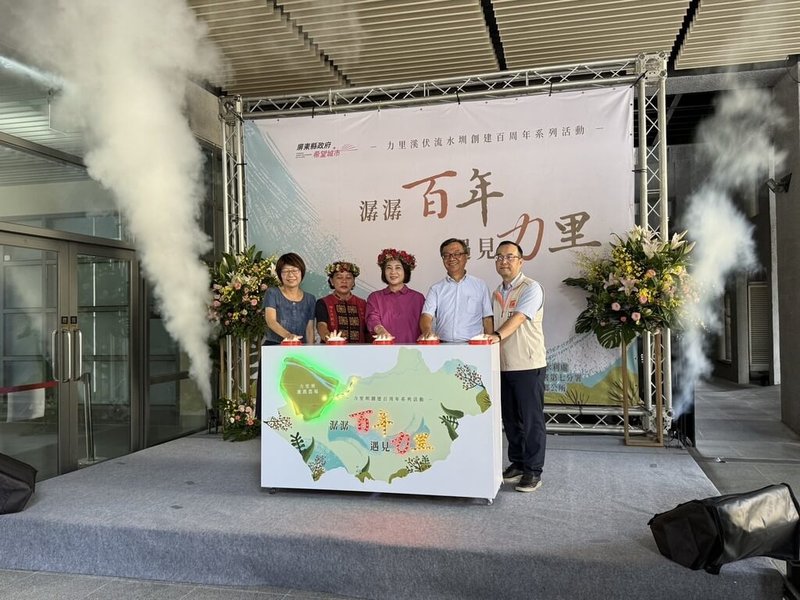 屏東縣政府13日舉行「潺潺百年．遇見力里」力里溪伏流水圳創建100年系列活動記者會。屏東縣長周春米（中）出席，邀請民眾一起感受百年水圳人文底蘊。（屏東縣政府提供）中央社記者李卉婷傳真  114年10月13日