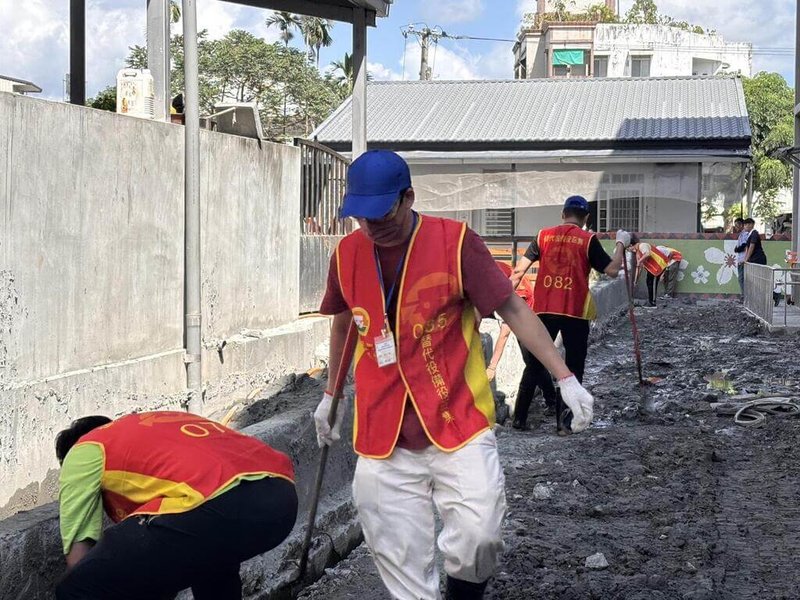 花蓮縣政府召集共240名替代役備役役男，投入光復鄉災區重建工作，並分兩梯次實施，每梯次服勤5日，第一梯次13日報到。（花蓮縣政府提供）中央社記者李先鳳傳真　114年10月13日