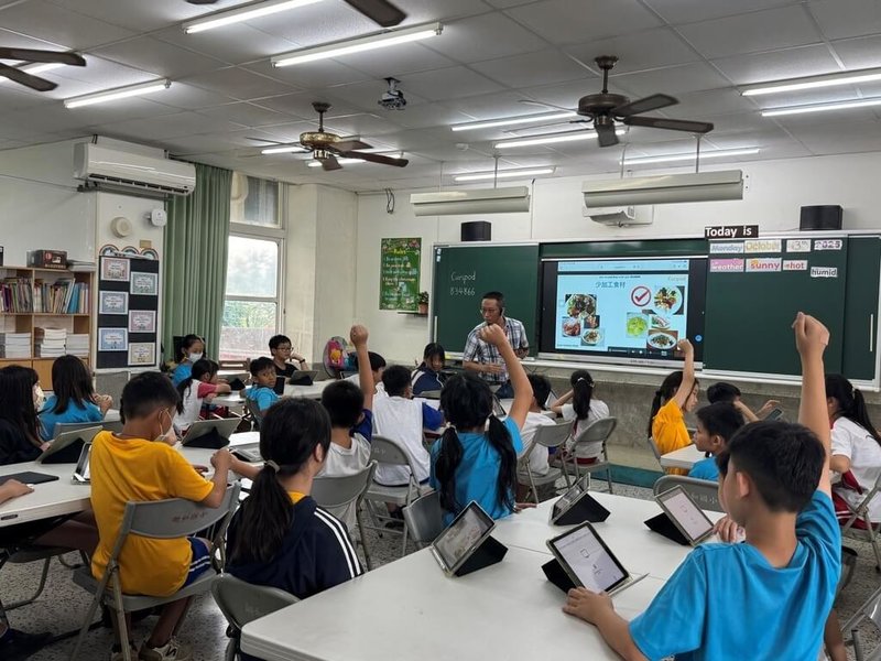 屏東縣潮和國小結合iPad與多元教學應用，透過平板參與課堂討論，為全台第4所獲蘋果傑出學校（ADS）認證的學校，縣府教育處13日舉辦揭牌典禮暨數位學習交流工作坊。（屏東縣政府提供）中央社記者李卉婷傳真　114年10月13日
