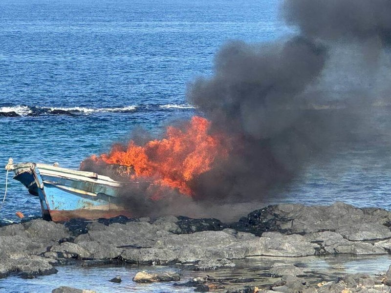 澎湖一艘泊靠吉貝垃圾場北方岸際疑似廢棄漁船13日下午突然起火燃燒,現場火勢猛烈且冒出濃濃黑煙,吉貝消防與岸巡等單位前往撲滅,確切起火原因待釐清。(澎湖消防局提供) 中央社 114年10月13日