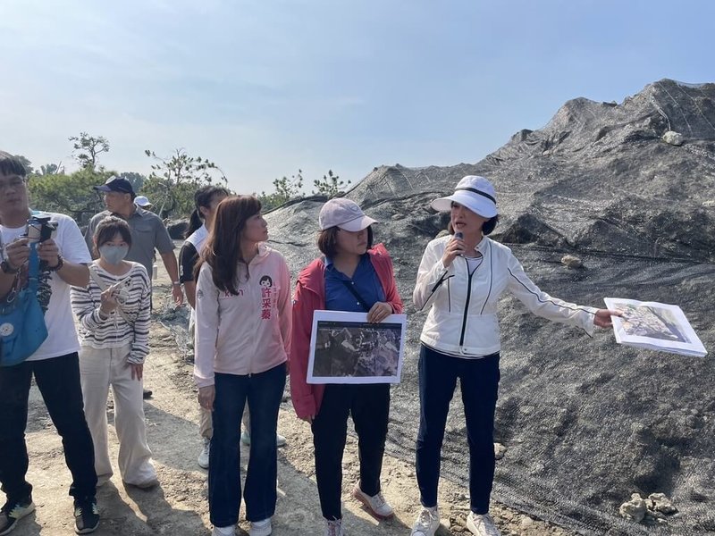 國民黨立委柯志恩（右）與同黨議員等人13日下午到高雄小港區大坪頂坪北段保護區會勘，質疑保護區在沒有申請任何相關水保計畫情況下，整片林地「憑空消失」，並堆置廢瀝青與營建廢棄物。（邱于軒提供）中央社記者蔡孟妤傳真　114年10月13日
