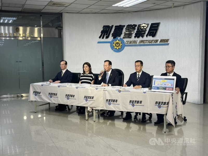 根據刑事局最新統計資料顯示,詐騙集團假借花蓮洪災名義行騙共11件報案,總財損逾新台幣62萬元,13日特邀藝人王彩樺(左2)倡議宣導識詐、防詐。中央社記者黃麗芸攝 114年10月13日