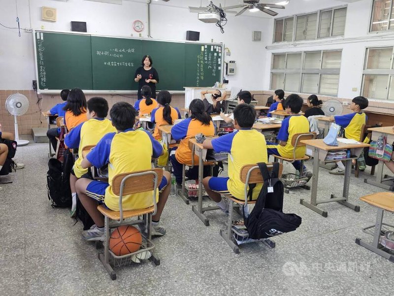 花蓮光復鄉洪災後,光復國中學生有安置在其他鄉鎮的,陸續回校上課,教育部長鄭英耀13日到光復鄉視察災區學校,承諾將會盤點災損,盡力給予協助。中央社記者李先鳳攝 114年10月13日
