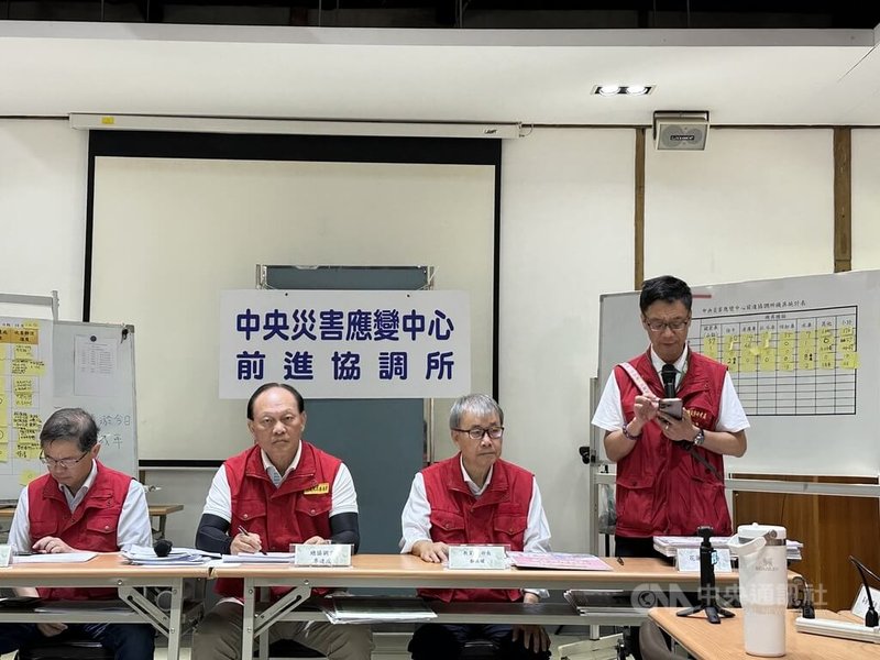 花蓮光復鄉洪災後復原持續進行,對於撤離計畫擬定,花蓮縣政府行政暨研考處長陳建村(右,站立者)說,地方量能不足,還須時間細緻研議。中央社記者李先鳳攝 114年10月13日