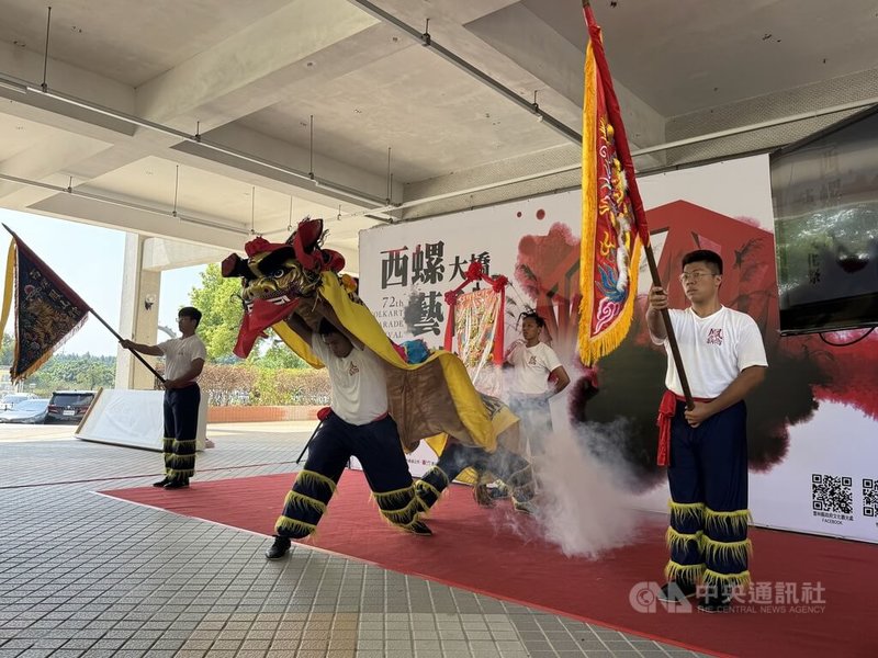 西螺大橋藝陣文化祭10/25登場,雲林縣文化觀光處13日舉辦宣傳記者會,由西螺鳳山舘帶來精采武術表演,展現傳統武藝精髓,為活動拉開序幕。 中央社記者姜宜菁攝 114年10月13日